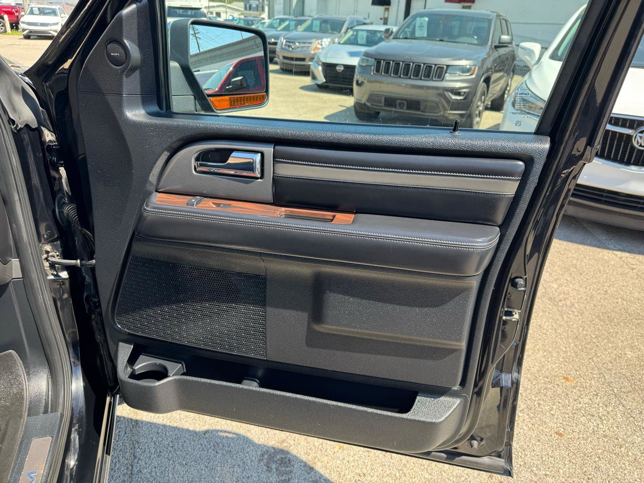 Used 2016 Ford Expedition Platinum image 18