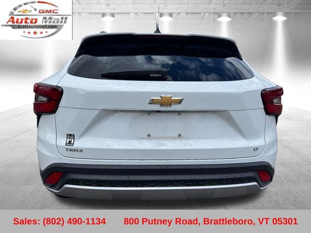 Used 2024 Chevrolet Trax LT w/ Sunroof Package FWD image 5