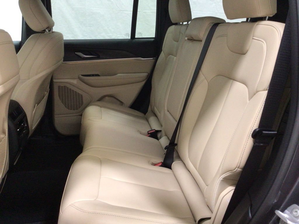 Used 2025 Jeep Grand Cherokee Limited AWD/4WD image 17