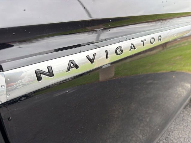 Used 2025 Lincoln Navigator Reserve image 11
