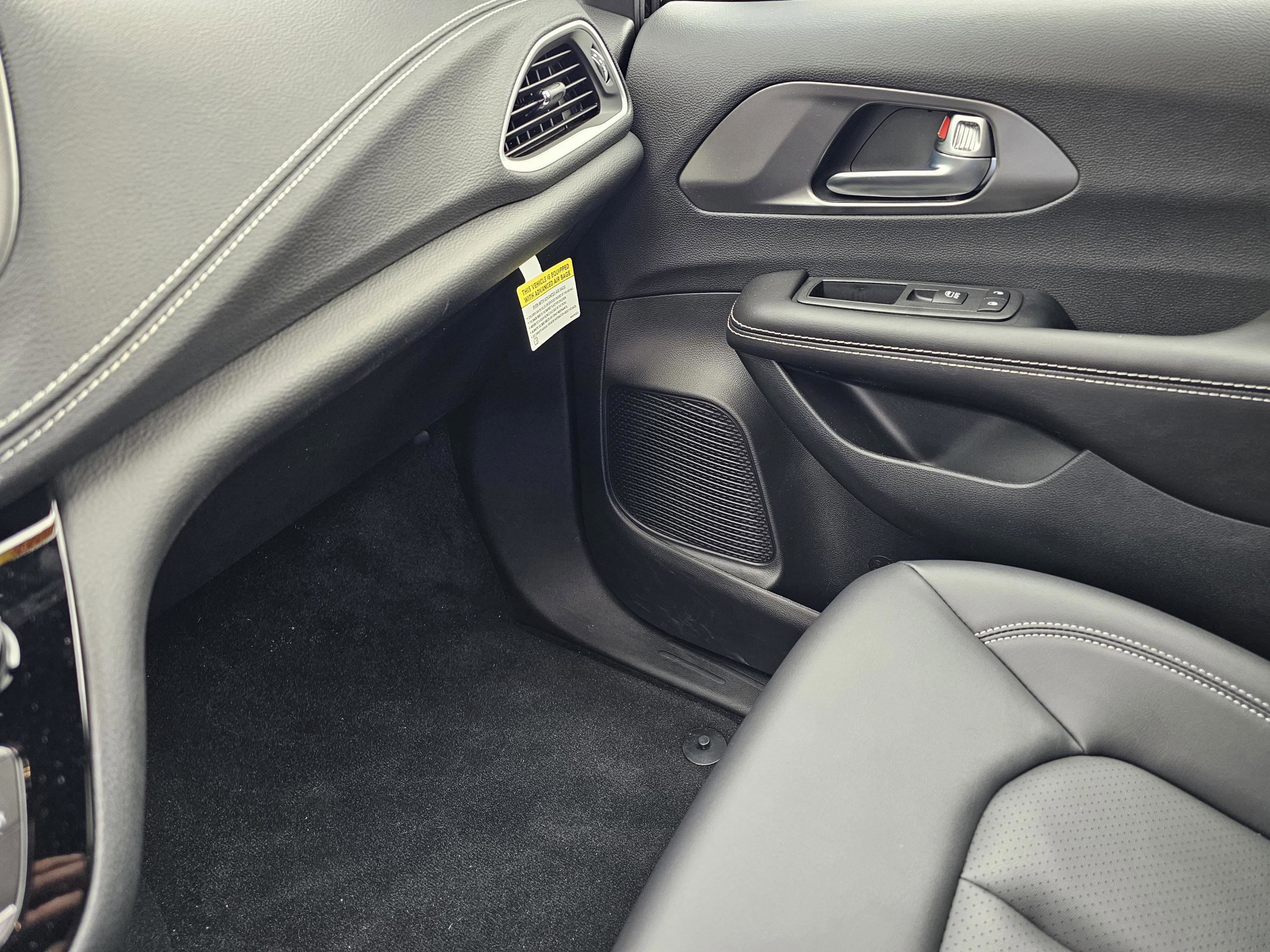 New 2026 Chrysler Pacifica Select image 26