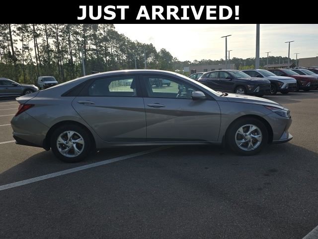 Certified 2022 Hyundai Elantra SE image 3