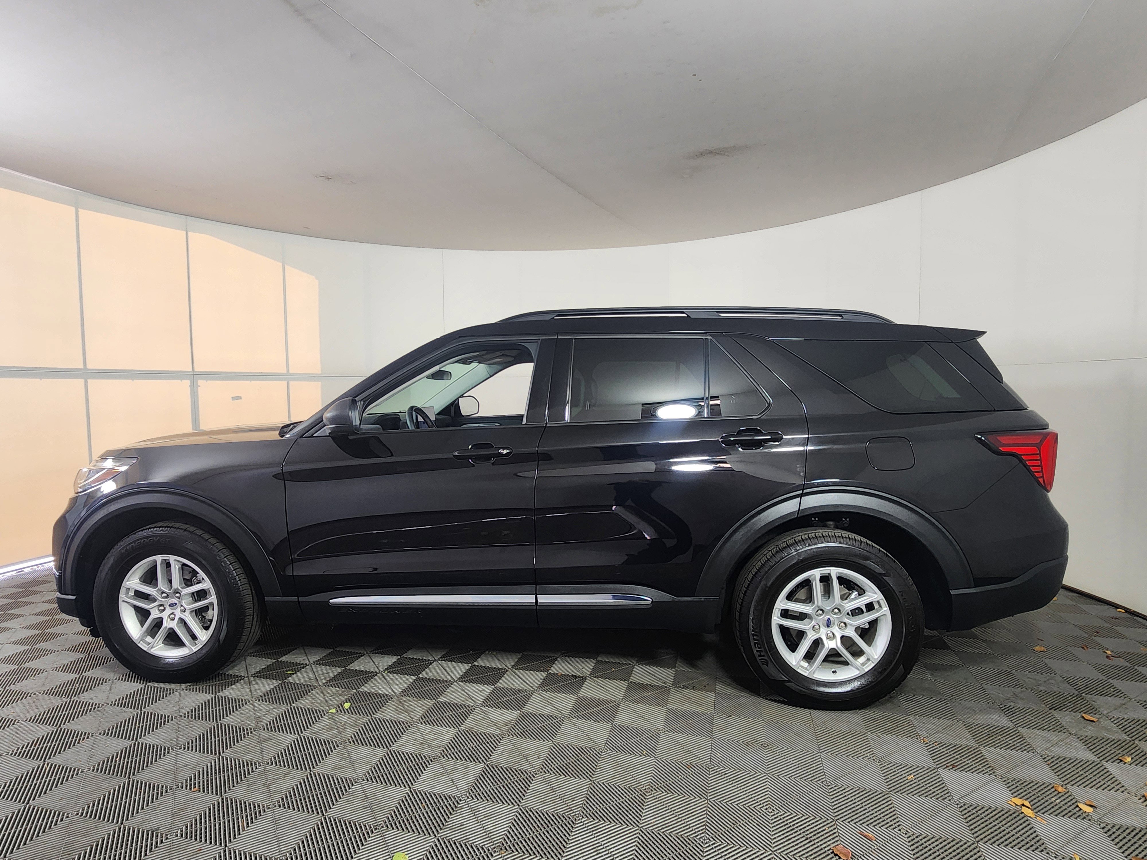 Used 2025 Ford Explorer Active video 3