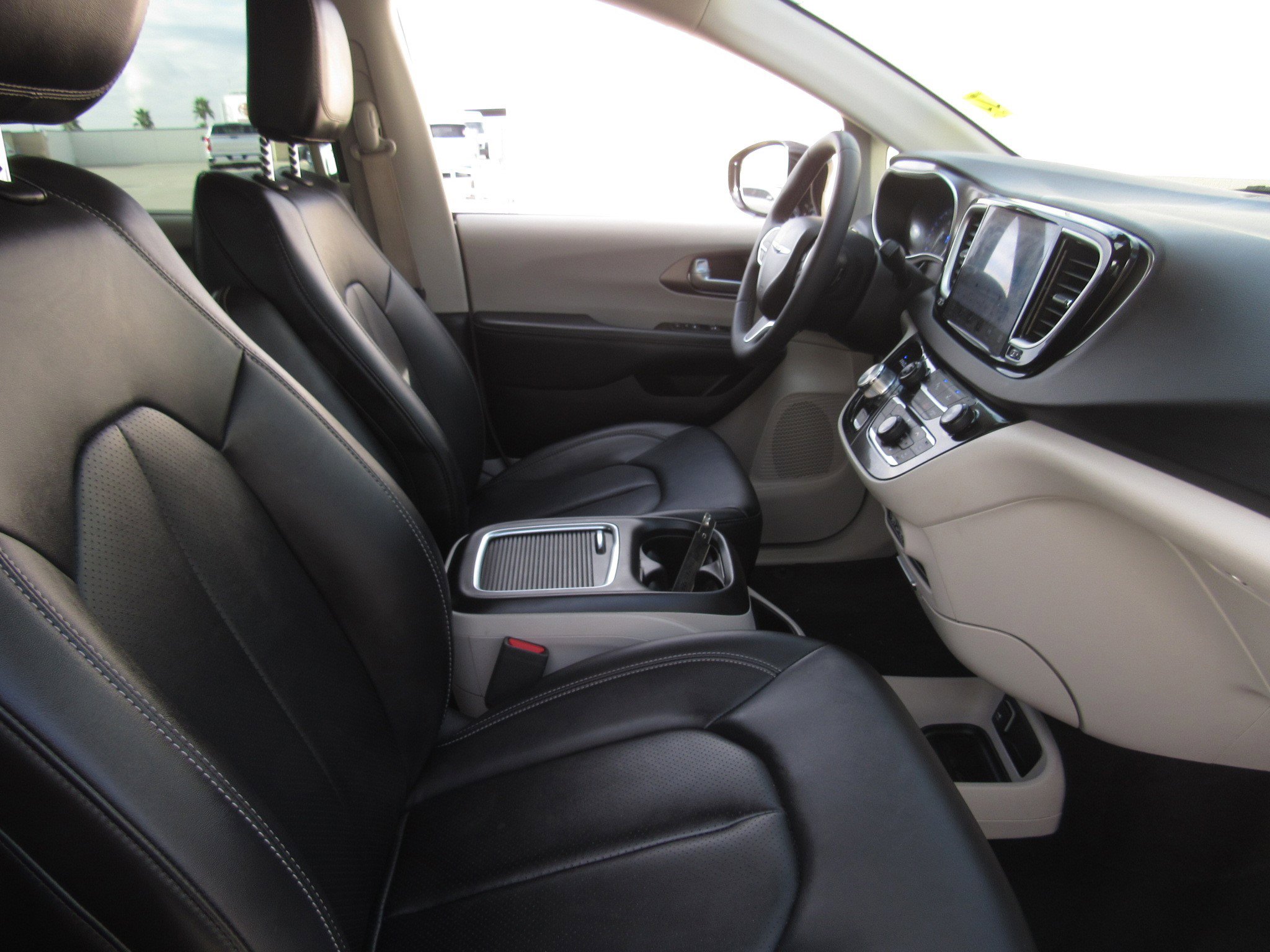 Used 2024 Chrysler Pacifica Touring-L image 8
