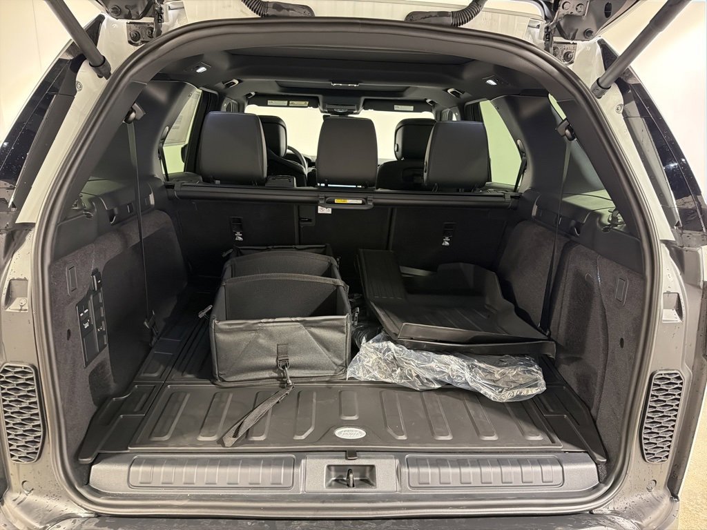 New 2025 Land Rover Discovery S image 29