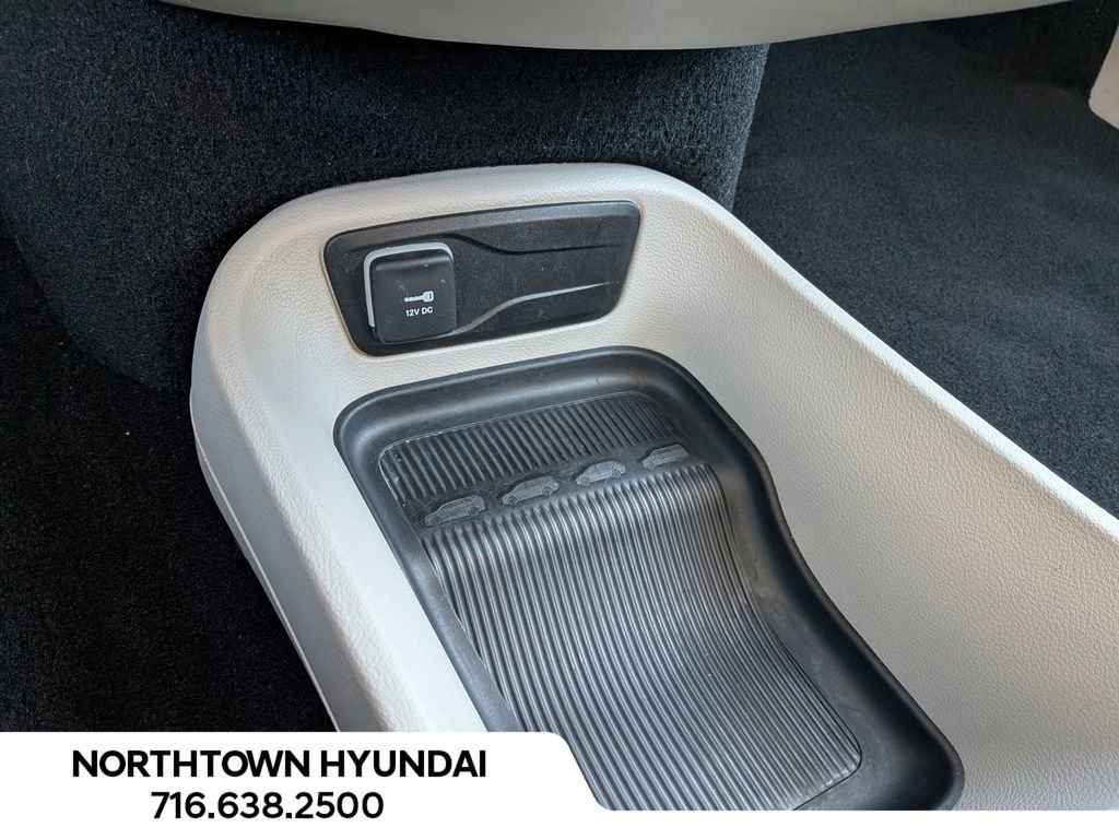 Used 2024 Chrysler Pacifica Touring-L image 19