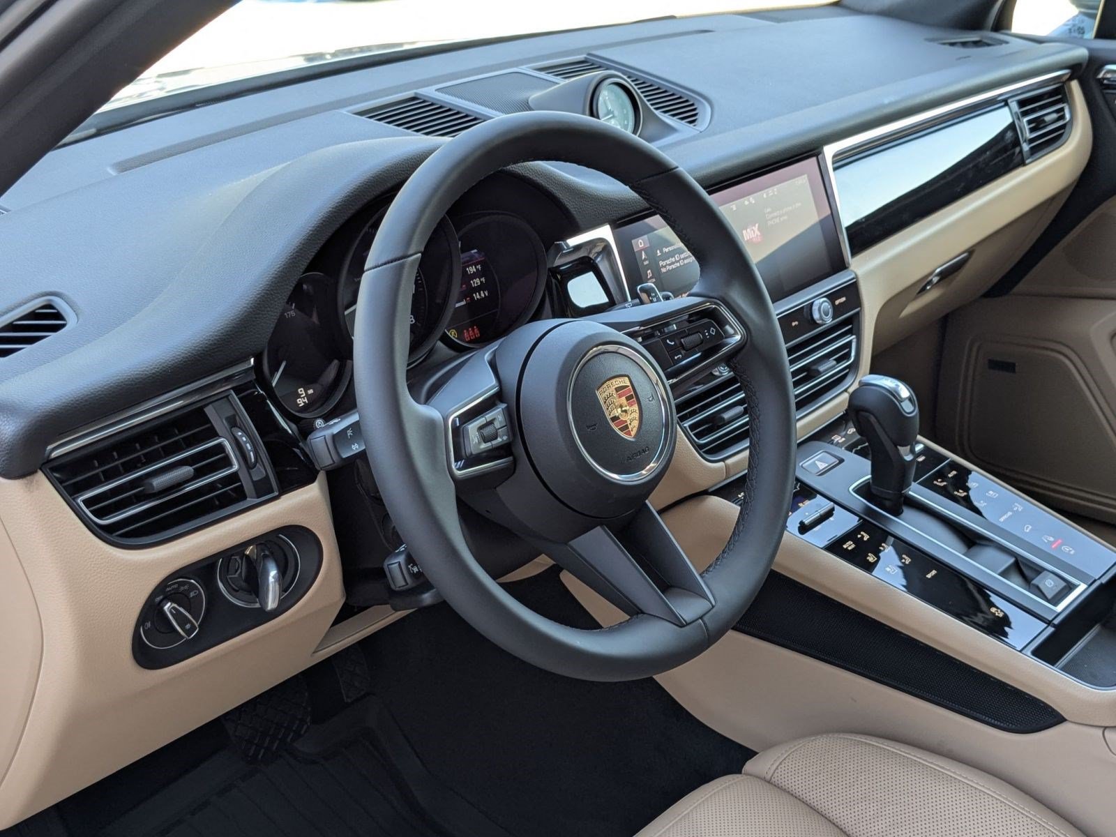 Certified 2026 Porsche Macan AWD/4WD image 4