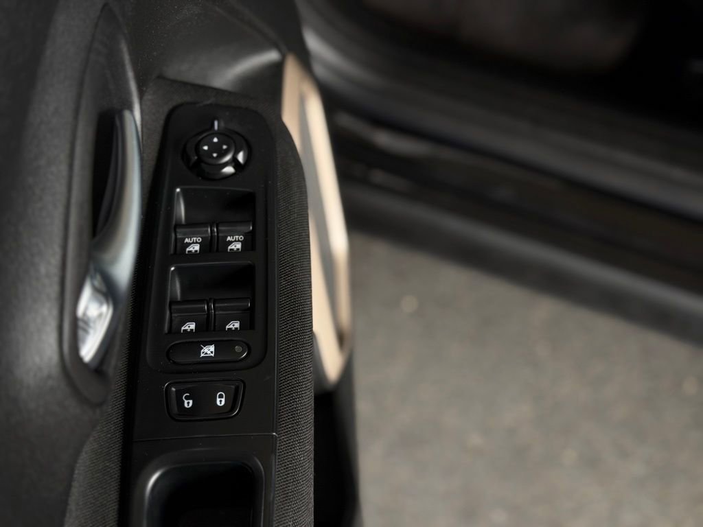 Used 2015 Jeep Renegade Latitude w/ Popular Equipment Group FWD image 39