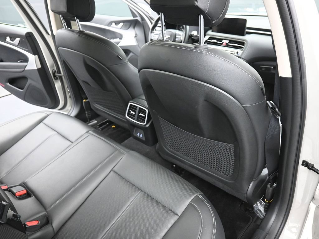 Used 2025 Genesis G70 2.5T image 12