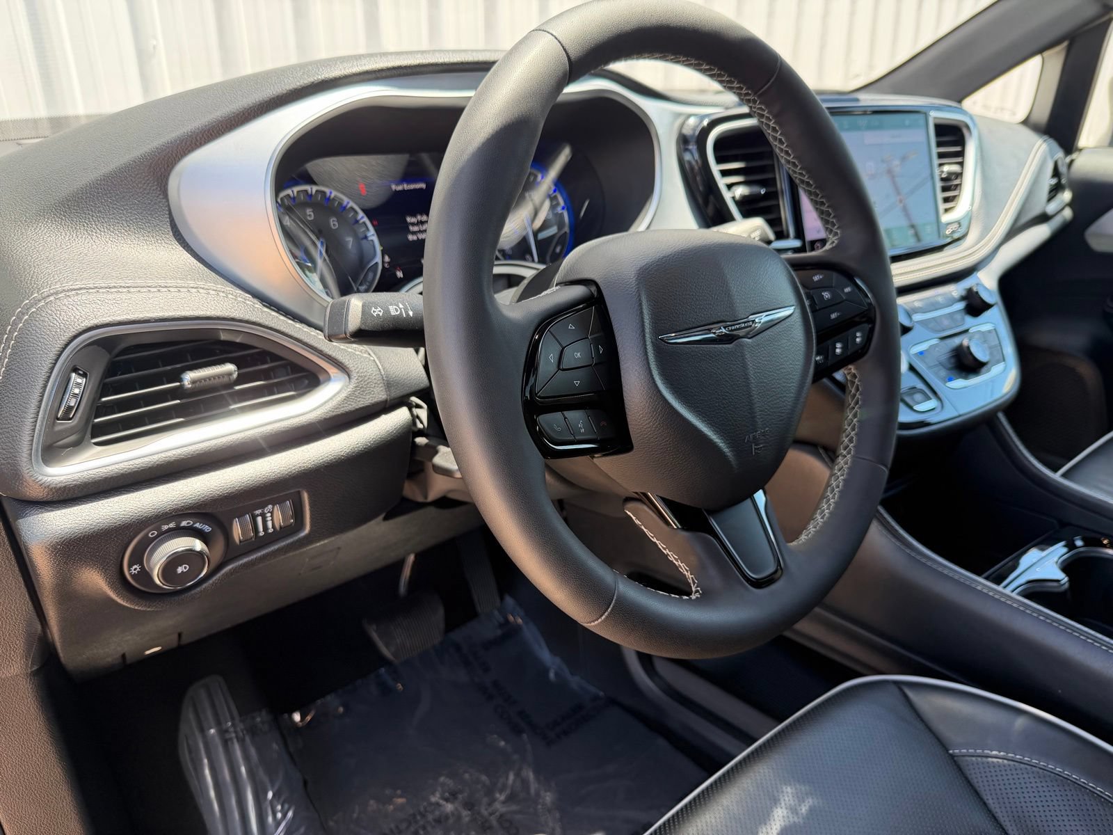 Used 2025 Chrysler Pacifica Limited FWD image 17