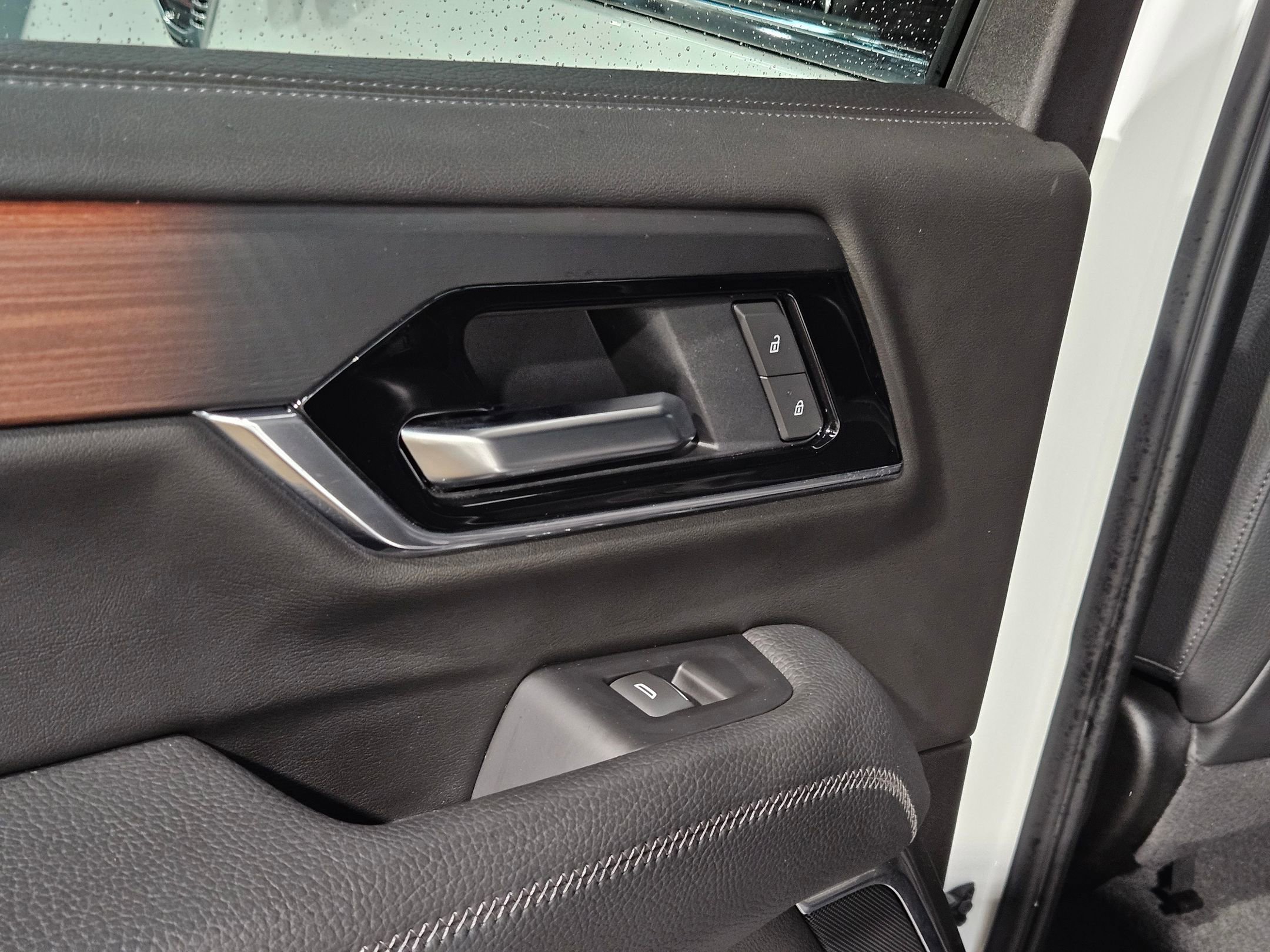Used 2025 GMC Yukon XL Denali AWD/4WD image 36