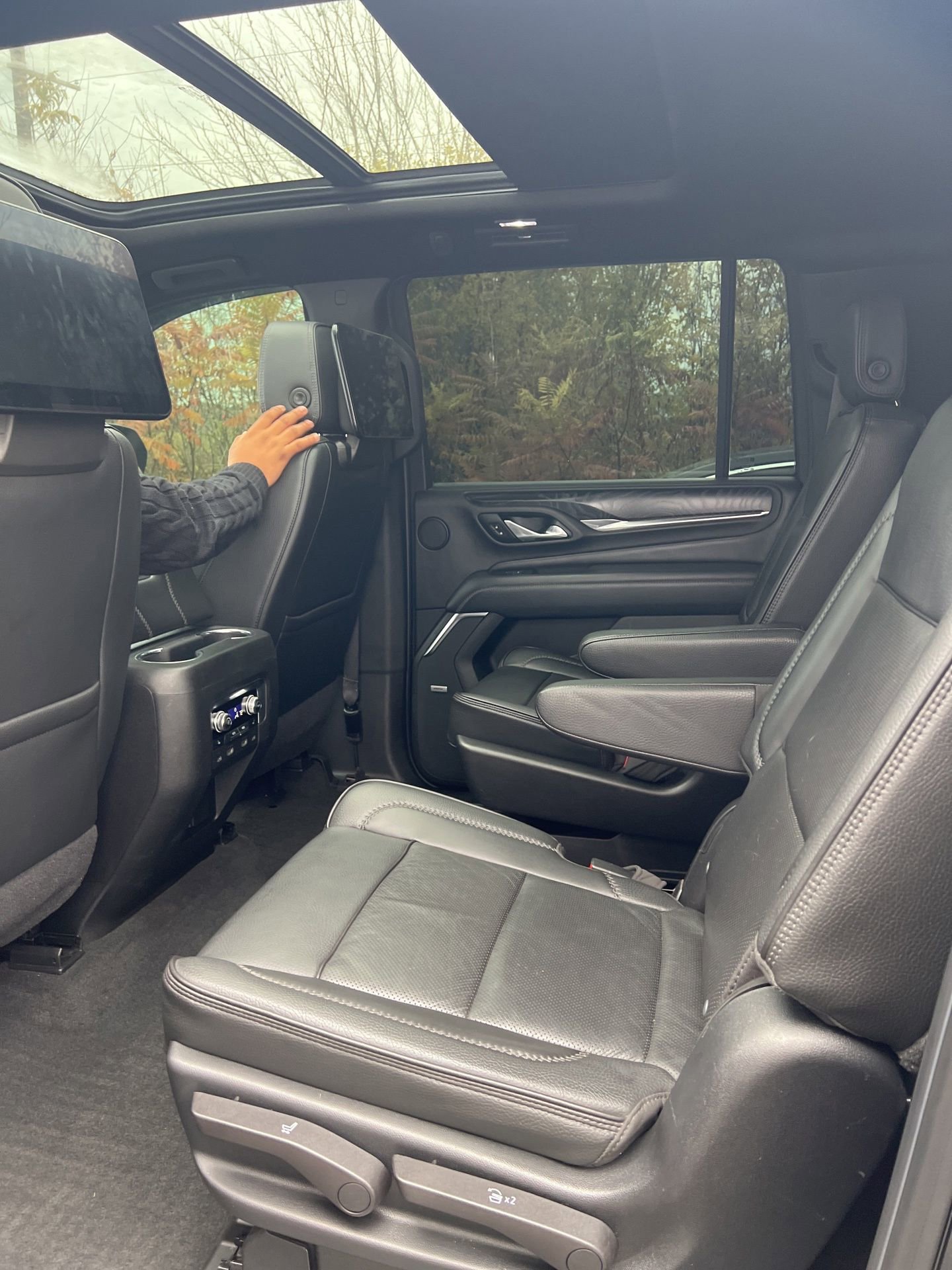 Used 2021 GMC Yukon XL Denali w/ Denali Premium Package image 12