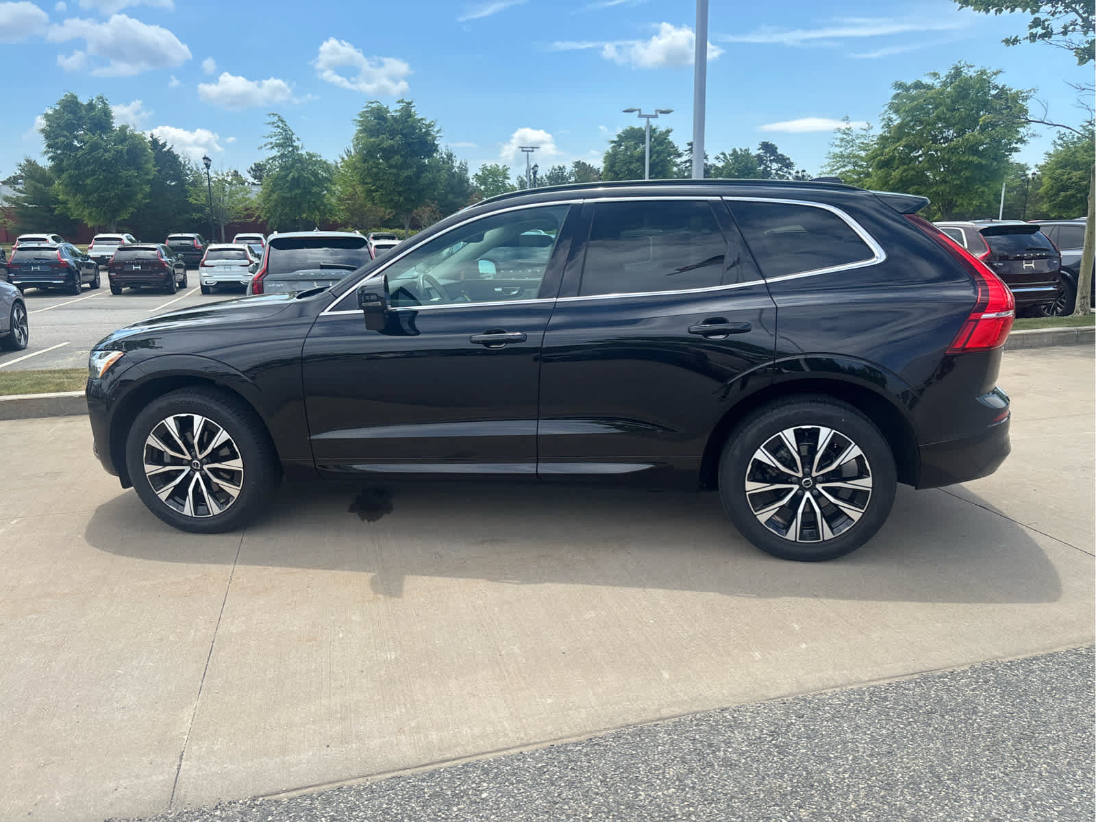 Used 2023 Volvo XC60 B5 Core w/ Climate Package AWD/4WD image 3
