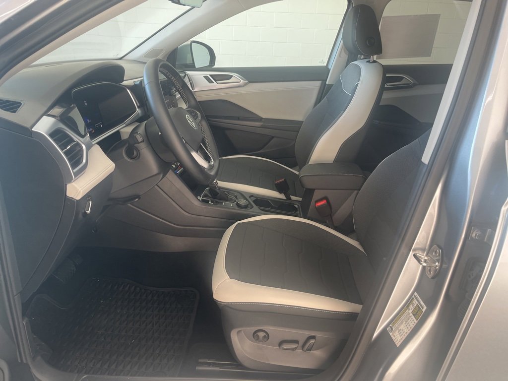 Certified 2025 Volkswagen Taos SE image 14