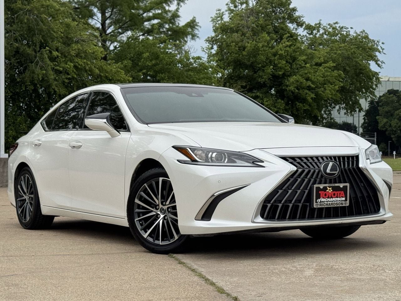Used 2023 Lexus ES 350 w/ Premium Package FWD image 2