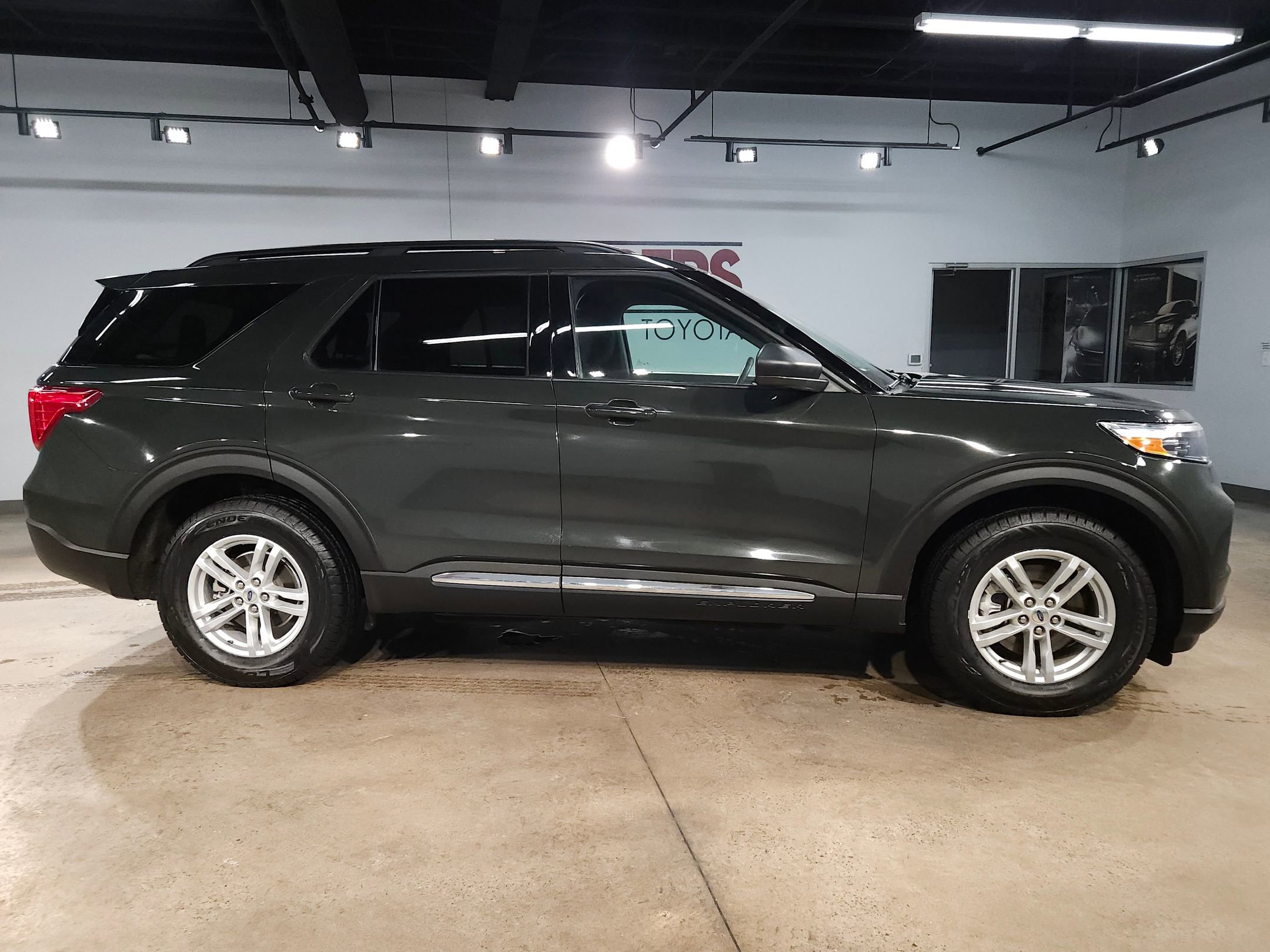Used 2023 Ford Explorer XLT image 8