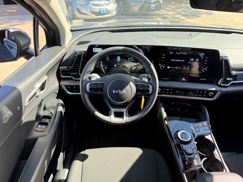 Used 2025 Kia Sportage LX image 2