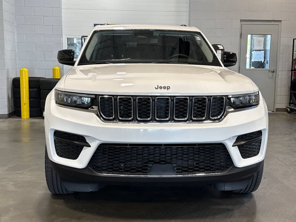Used 2023 Jeep Grand Cherokee Laredo AWD/4WD image 2