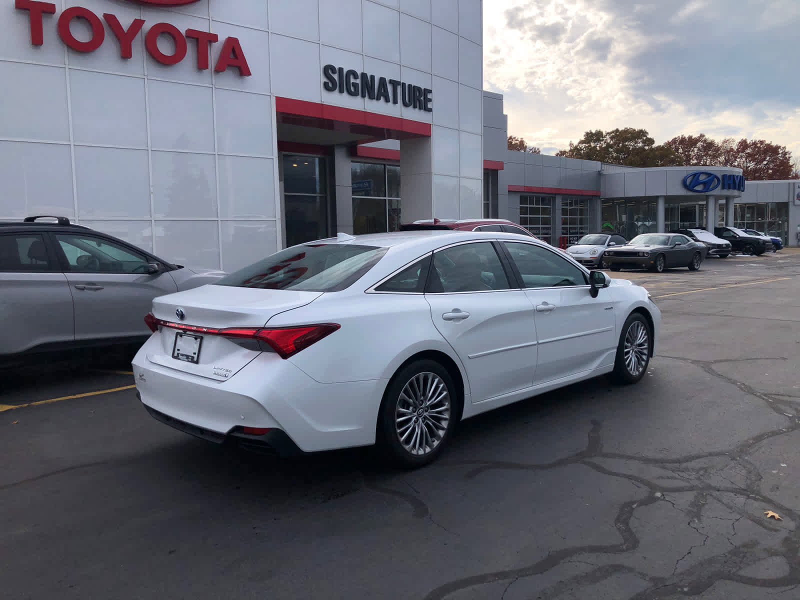 Used 2019 Toyota Avalon Limited image 2