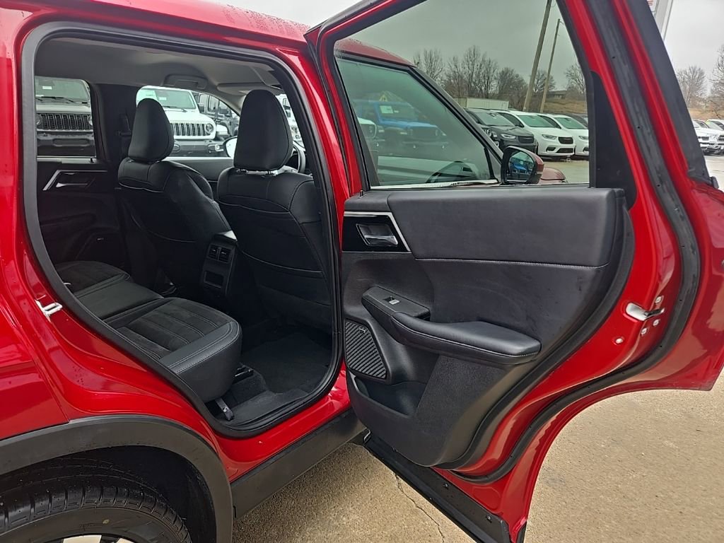 Used 2025 Mitsubishi Outlander SE image 73