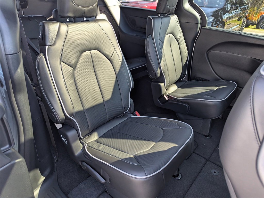 New 2026 Chrysler Pacifica Limited image 34