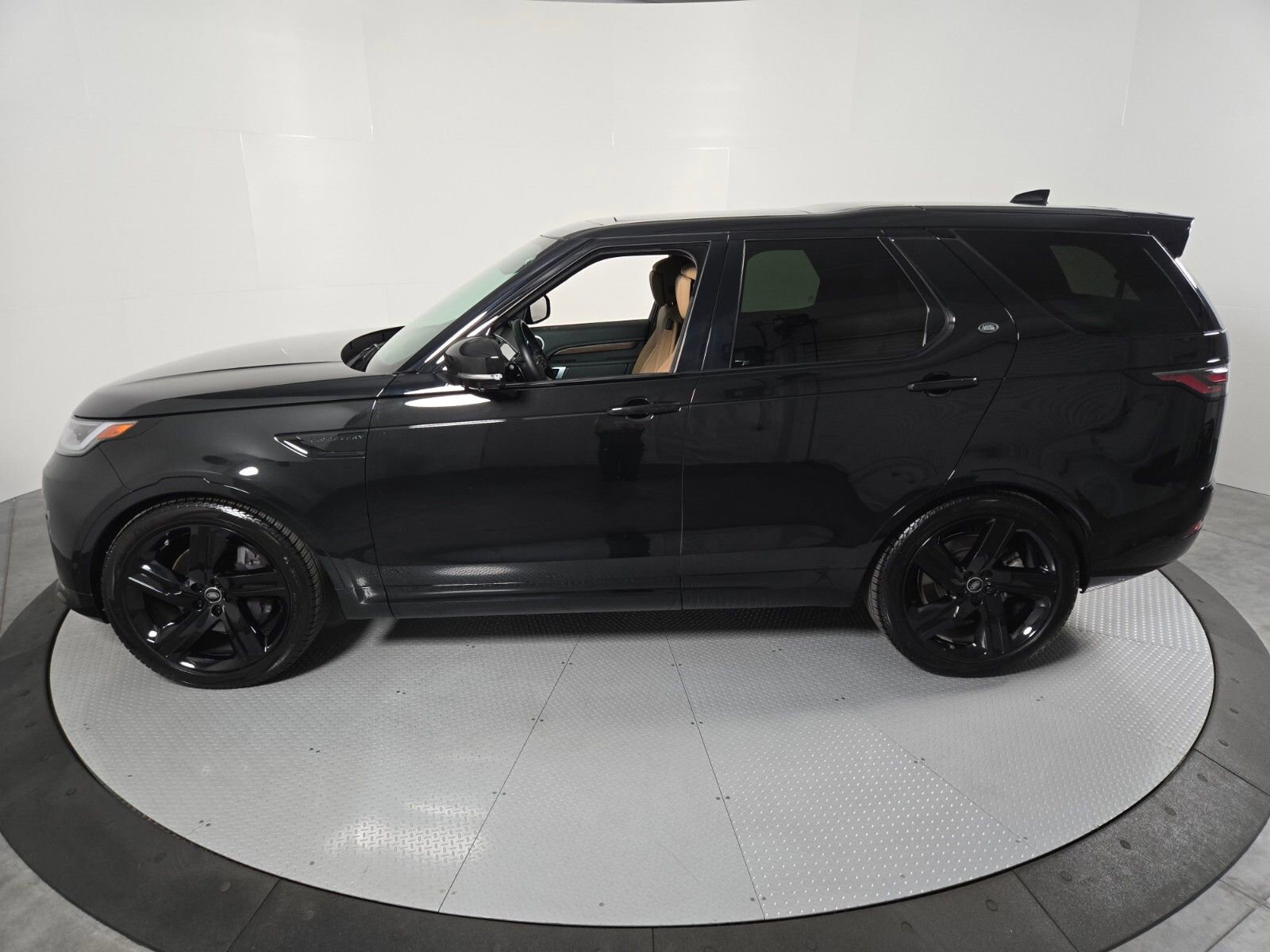 Used 2025 Land Rover Discovery Dynamic SE image 8