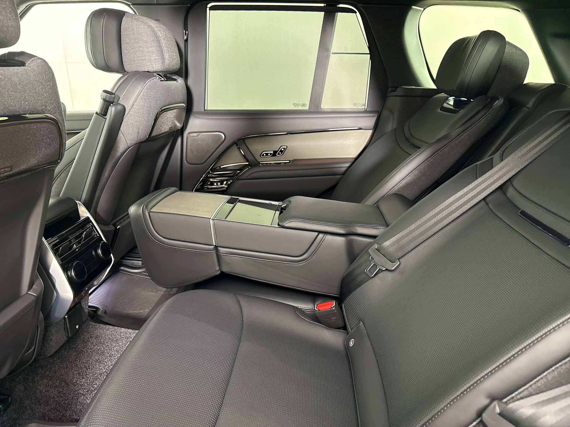 New 2026 Land Rover Range Rover SV image 24