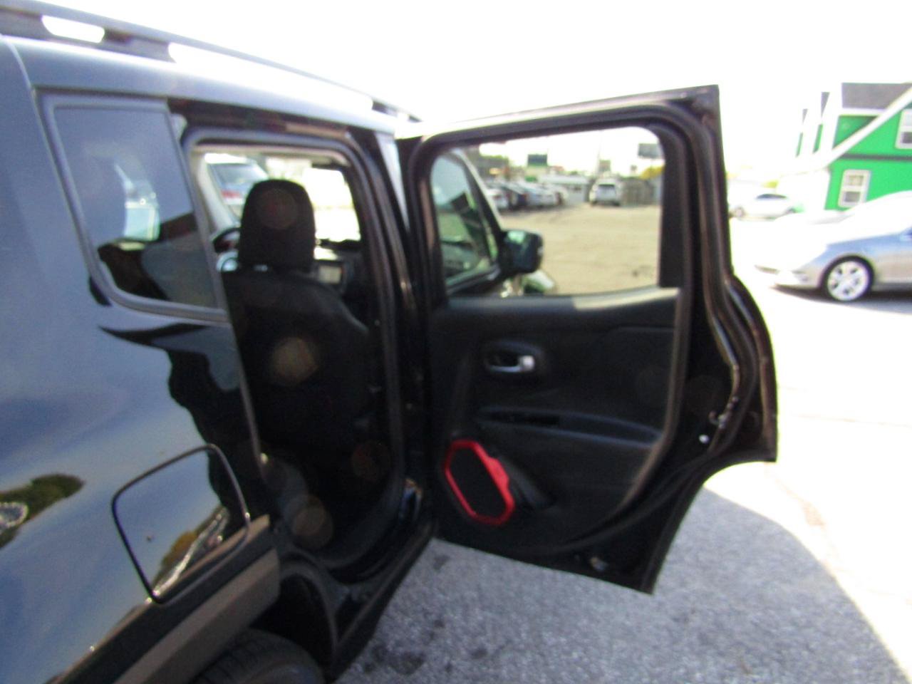 Used 2018 Jeep Renegade Trailhawk w/ UConnect 8.4 Nav Group AWD/4WD image 22