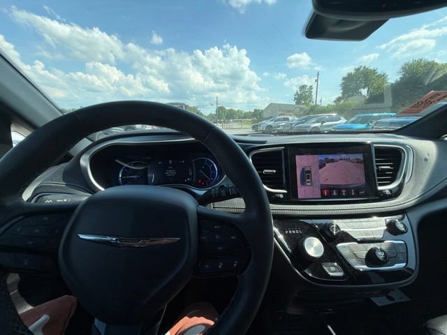 Used 2022 Chrysler Pacifica Touring-L w/ Uconnect Theater Family Group FWD image 13