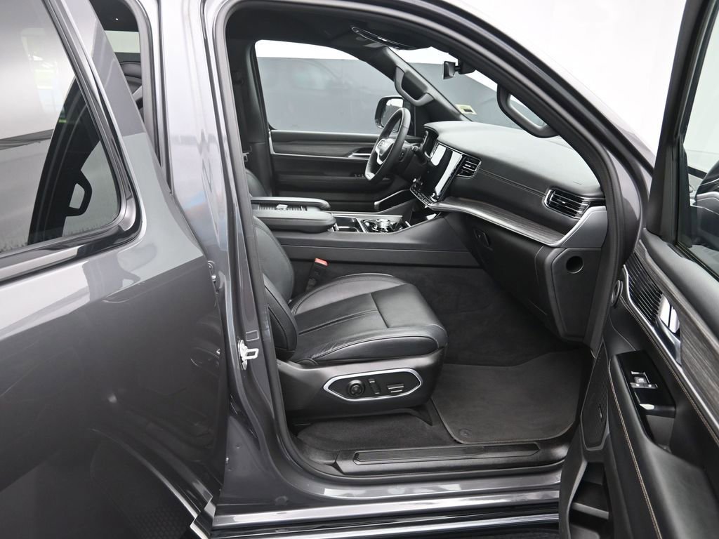 Used 2024 Jeep Wagoneer L Series II RWD image 29