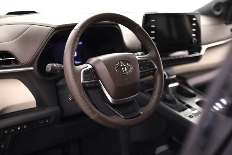 Used 2023 Toyota Sienna Platinum image 12