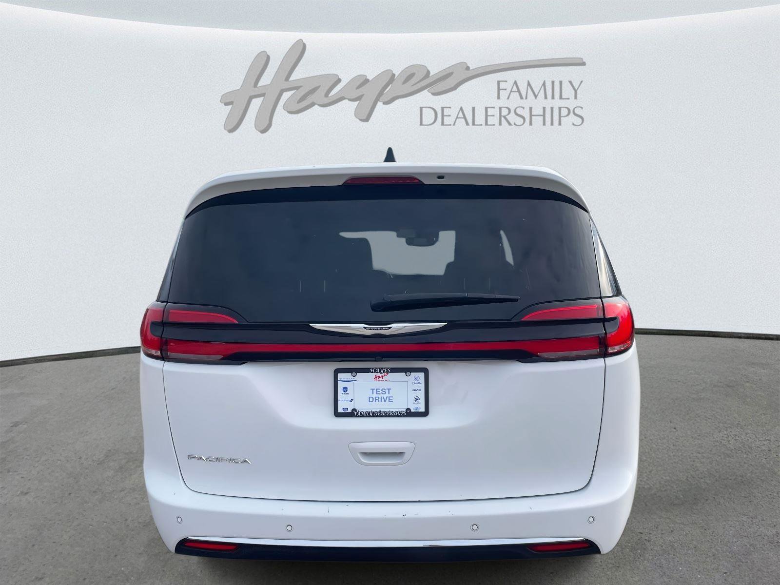 Used 2025 Chrysler Pacifica Select image 4
