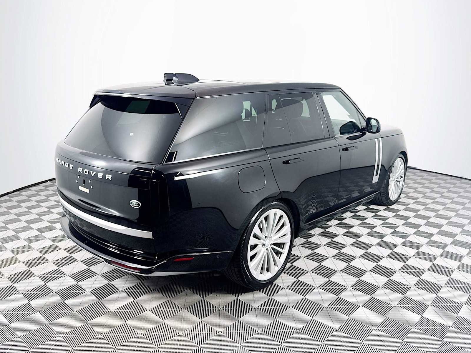 Used 2023 Land Rover Range Rover First Edition image 5