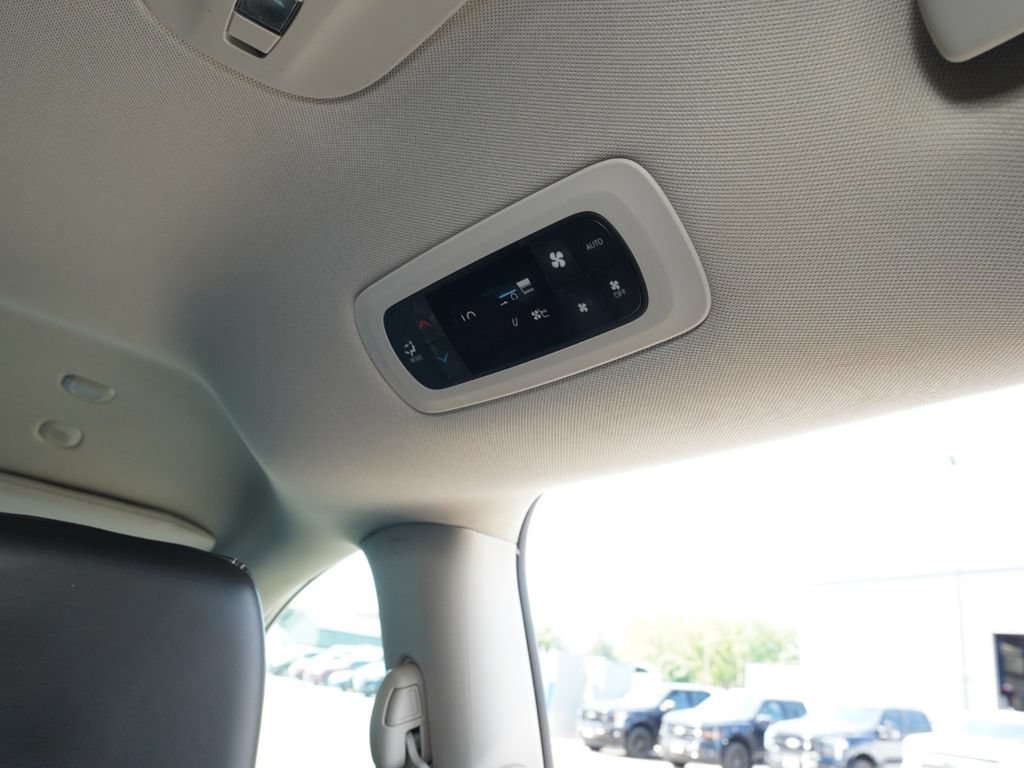 Used 2023 Chrysler Pacifica Touring-L FWD image 22