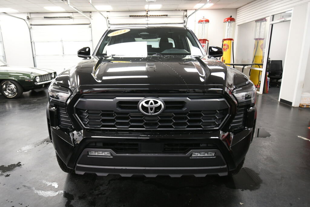 Used 2024 Toyota Tacoma TRD Off-Road image 2