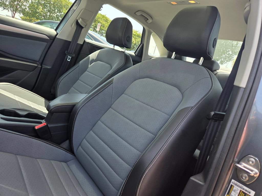 Used 2025 Volkswagen Jetta SE FWD image 10