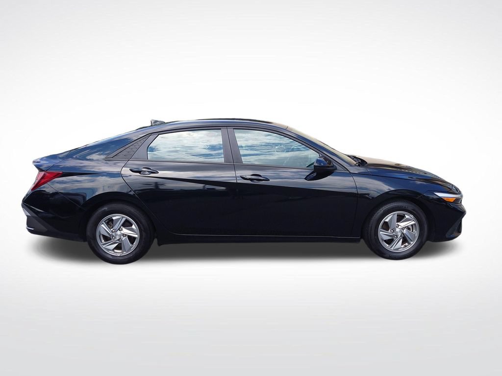 Certified 2024 Hyundai Elantra SE FWD image 8