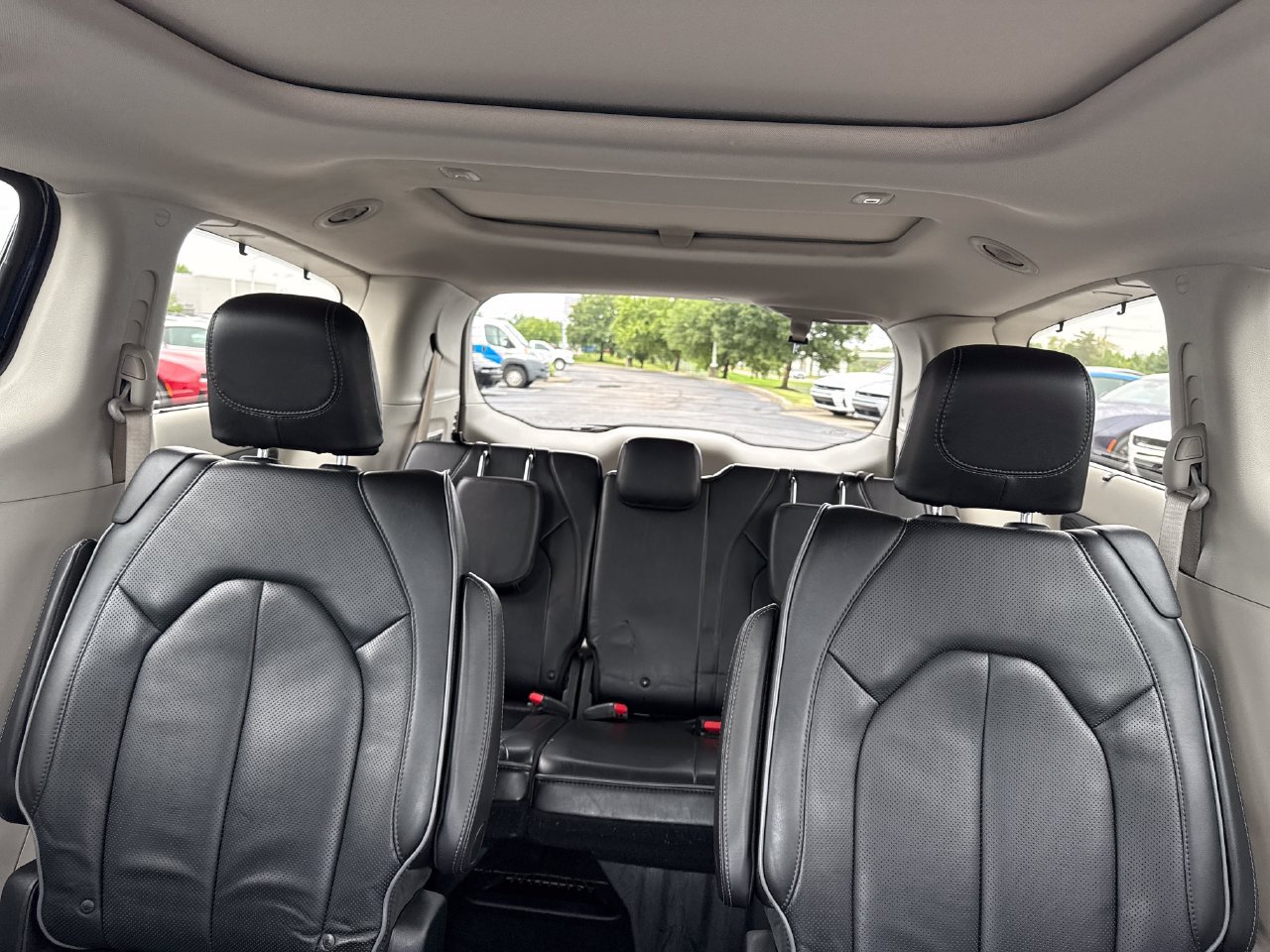 Used 2018 Chrysler Pacifica Limited FWD image 27