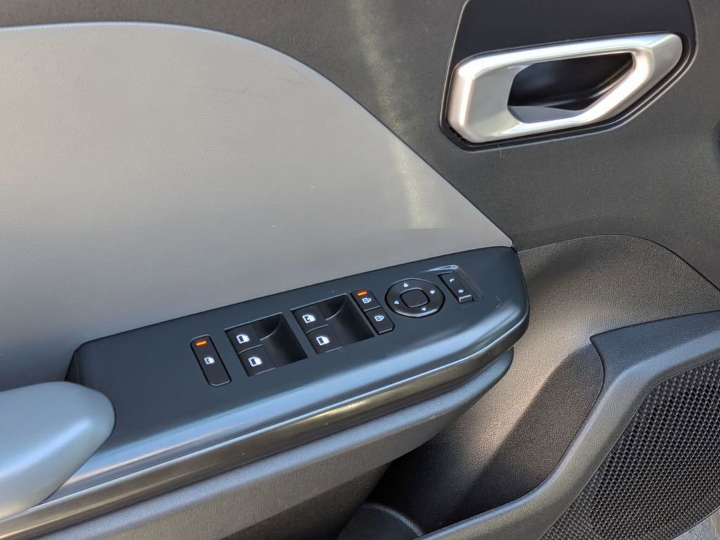 Used 2025 Kia K4 LXS image 13