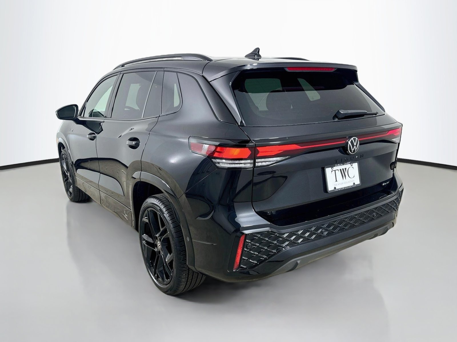 Certified 2026 Volkswagen Tiguan SE R-Line AWD/4WD image 7