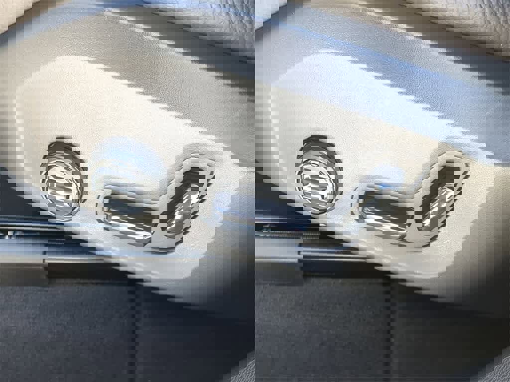 Used 2025 Volvo XC60 B5 Plus image 16