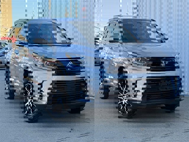 Used 2017 Toyota Highlander SE image 2
