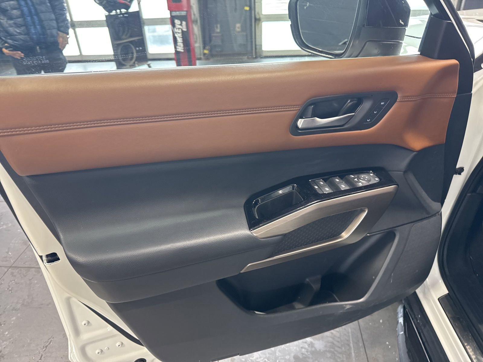 Certified 2024 Nissan Pathfinder Platinum w/ Lighting Package (N93) image 3