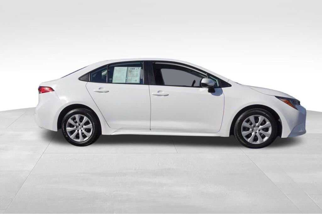 Used 2023 Toyota Corolla LE image 2