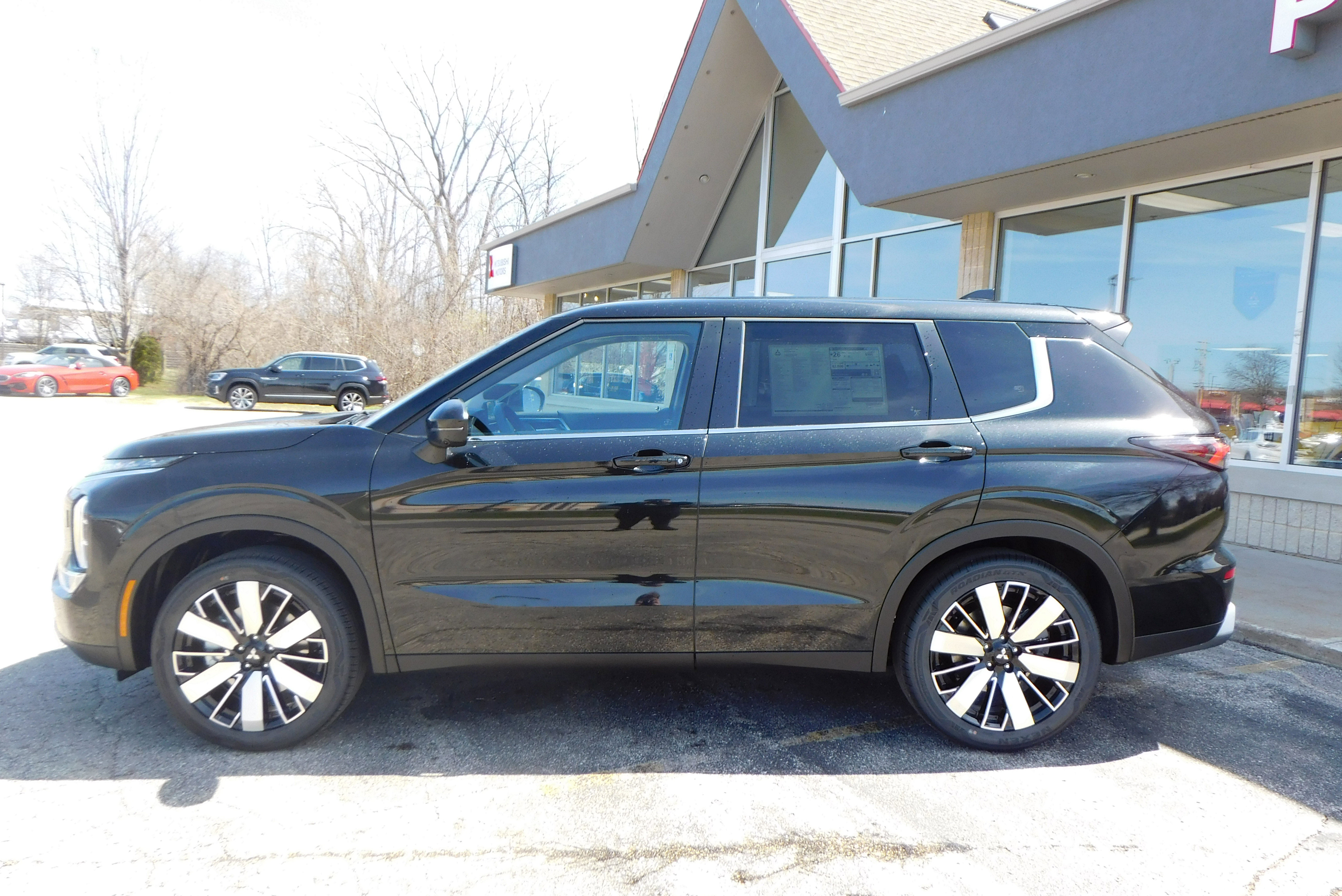 New 2025 Mitsubishi Outlander SE image 2