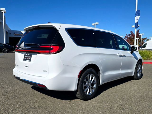 New 2026 Chrysler Pacifica Select image 4