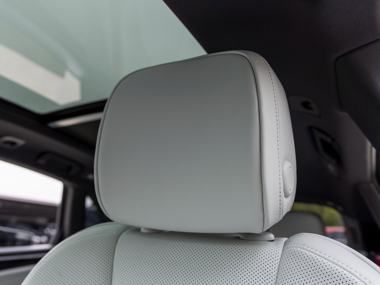 New 2025 Porsche Macan image 28