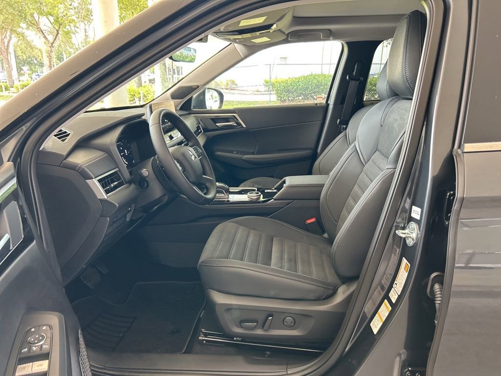 New 2025 Mitsubishi Outlander SE image 5