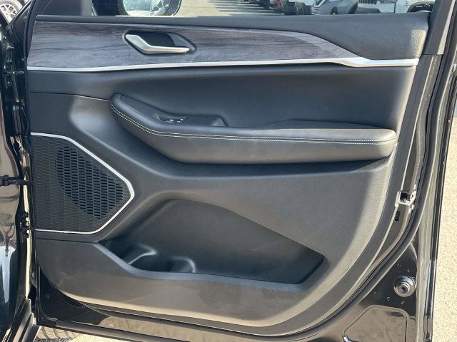 Used 2022 Jeep Grand Cherokee L Limited AWD/4WD image 28
