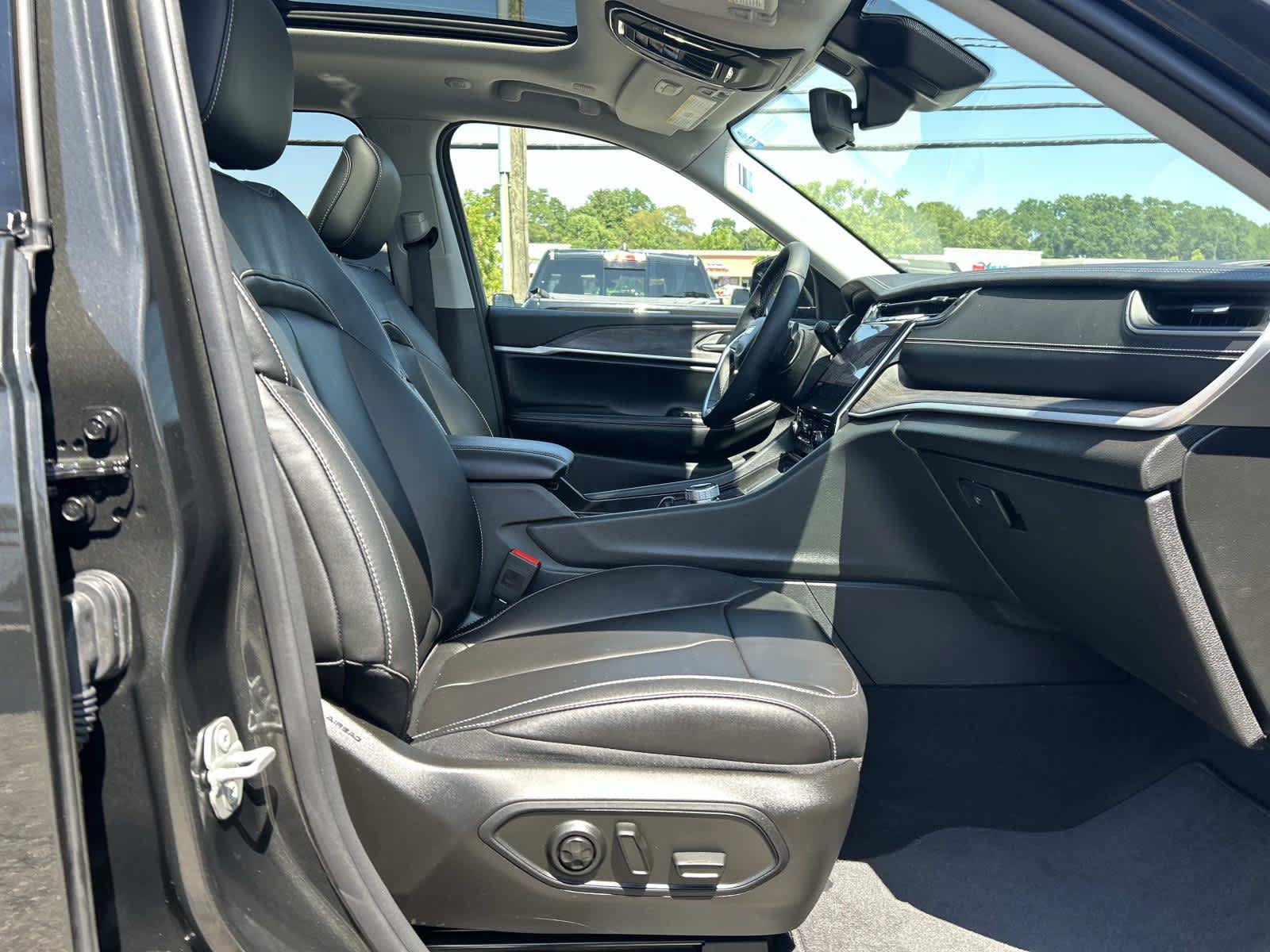 Certified 2024 Jeep Grand Cherokee Limited AWD/4WD image 16